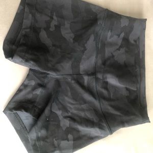 Lululemon wunder train shorts size 6, camo black grey